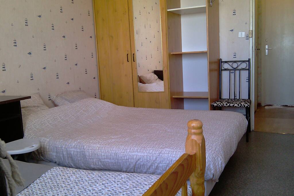 Chambre Vue-Tout-Montpellier: 2lits/3places, miroir, armoire, table/travail