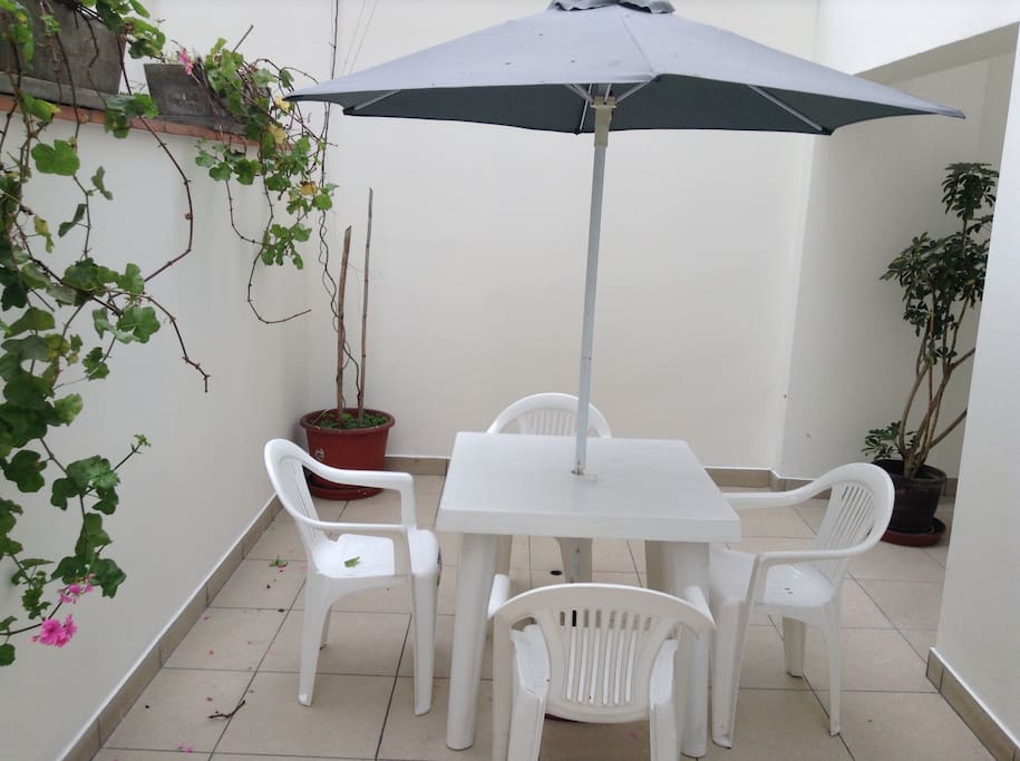 Terraza con mesa sombrilla y 4 sillas