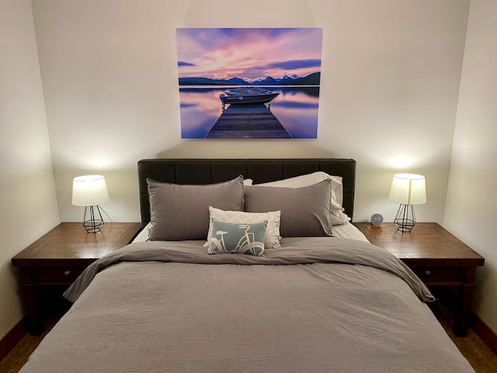 Cama tamaño queen en el piso principal.