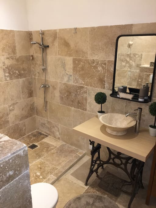 Salle d eau avec douche à l italienne wc meuble de rangement