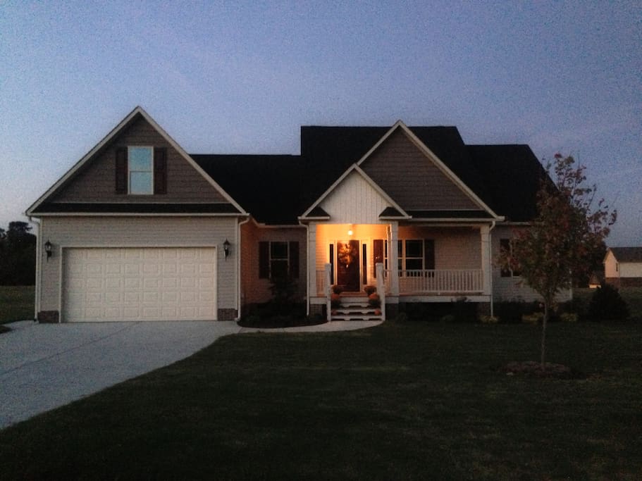 Cozy, country, comfortable on 0.5 acres in quiet neighborhood.