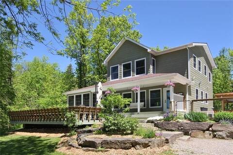 Gold Creek Getaway - Lovely Quiet Riverfront Spot