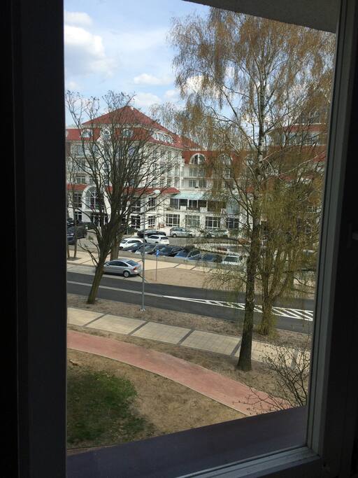 Widok z okna na hotel z dostępnymi basenami.