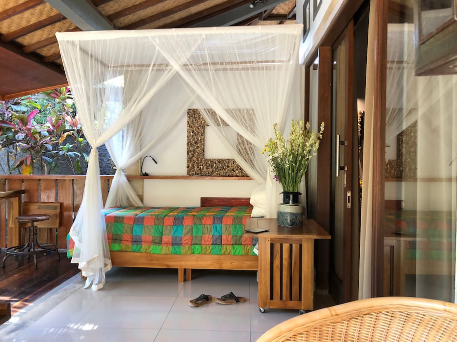 This bed can be either a twin bed, a single bed or a sofa. With the mosquito net,
it is very nice to sleep outside on the veranda. Cool fresh air and quiet sounds from the garden