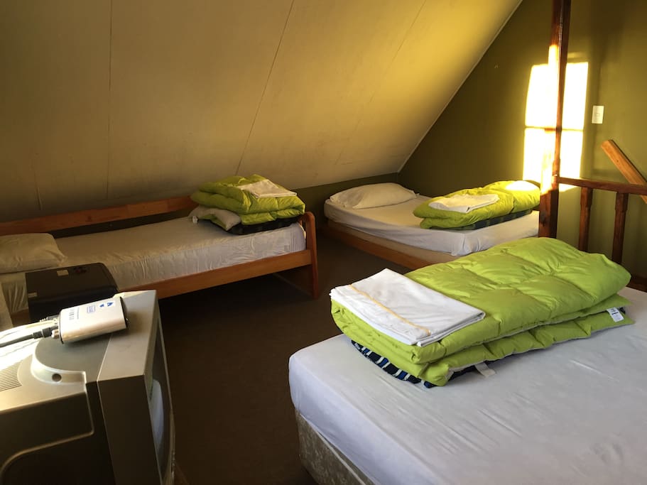 Habitación con cama doble y 2 camas single