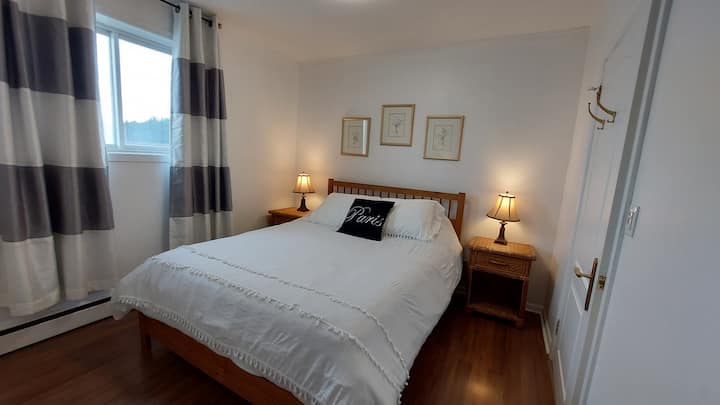 Parížska izba s luxusnou manželskou posteľou. Prejdite sa do šatníka so všetkou batožinou a oblečením. 