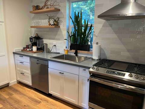 “Avenue of the Giants” Modern 2BD/2BA
