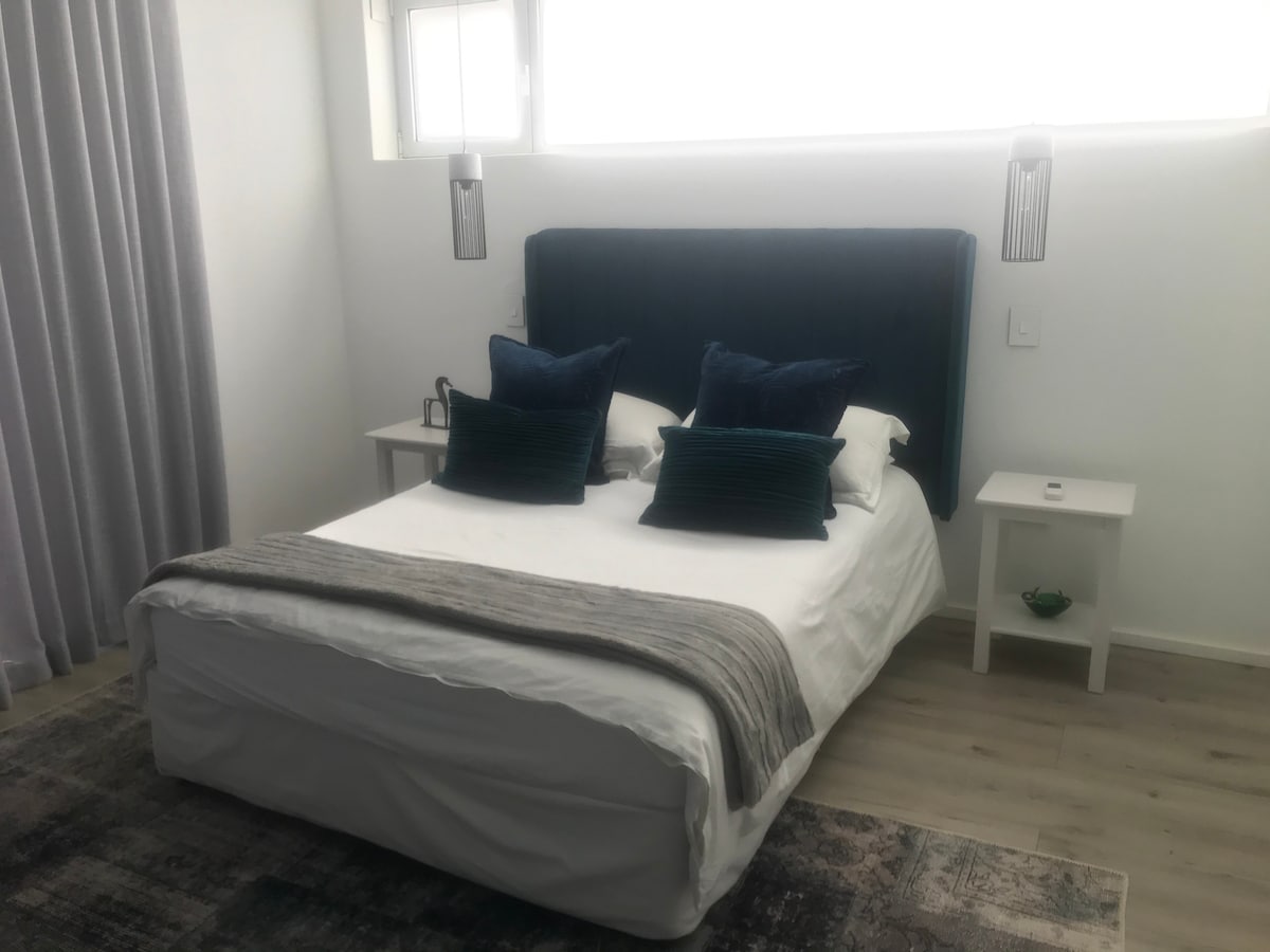 Dormitorio en la planta baja con cama tamaño Queen.