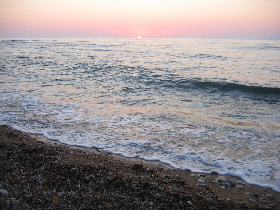 La mer très proche de baignade , avant de découvrir des plages plus cosmopolites.. Des couchers de soleil magnifiques....
