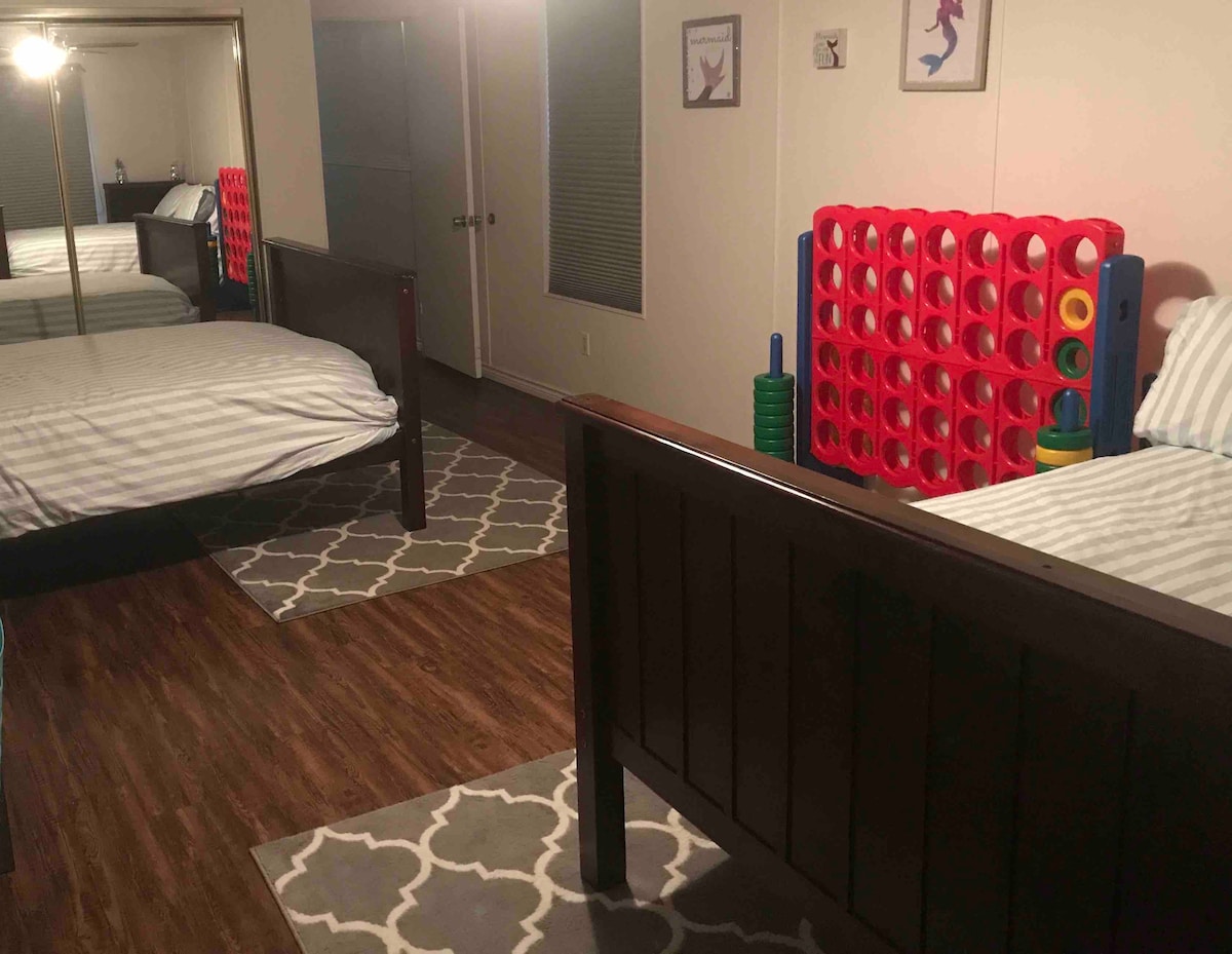 שתי מיטות מאובזרות