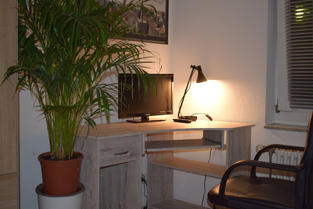 Arbeitszimmer mit 32" Monitor, WLAN und 200Mbit/s / 12Mbit/s Up. DECT-Telefon D-Fest Flat