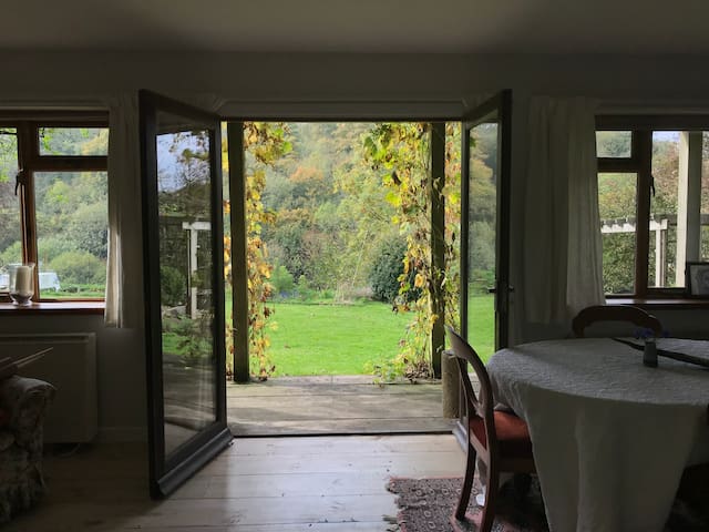 Charming Cotswold garden room