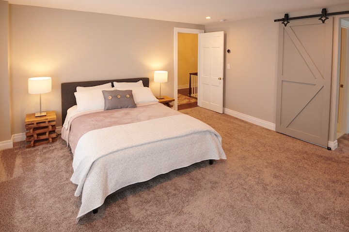 Спална соба 1 брачен кревет (широк 150-179 см)