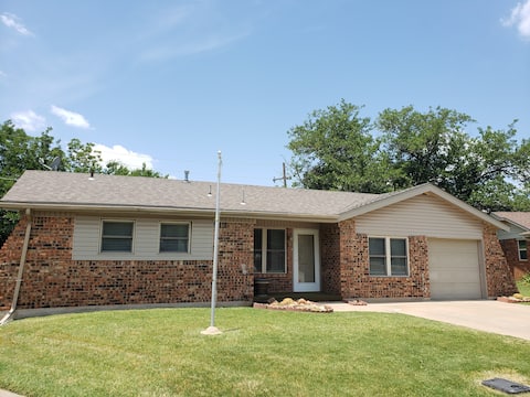 Law-Villa (near Ft Sill) quiet street full kitchen