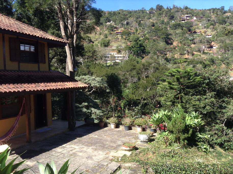 Entrada da casa e ao fundo vista do condomínio