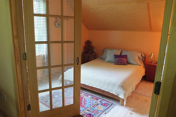 Queen bed in orange room