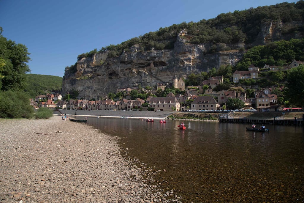 Canoeing down river heading towards La Roque Gageac.