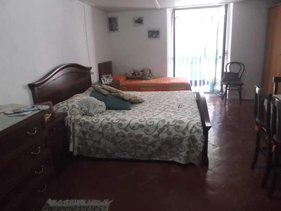 Vista camera da letto e salone