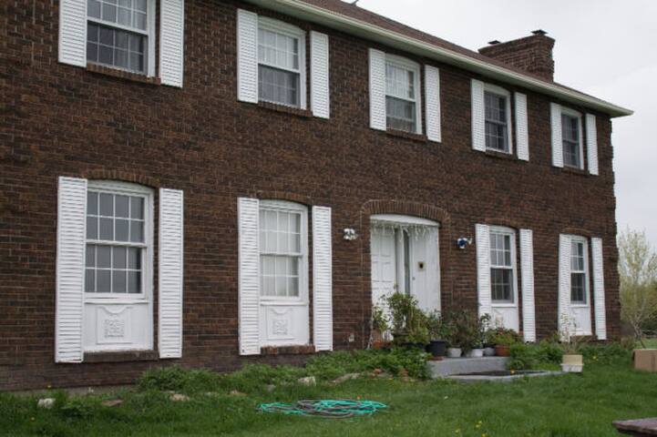 Charming House in West Ottawa gallery image 4