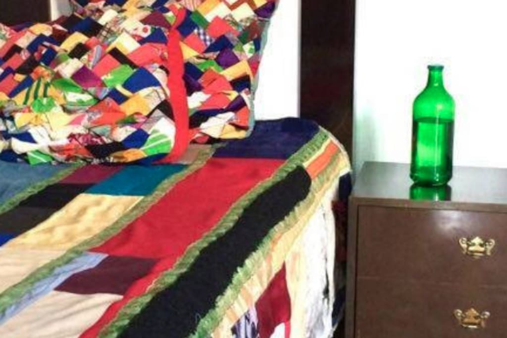 01 cama de solteiro e 01 colchão extra opcional