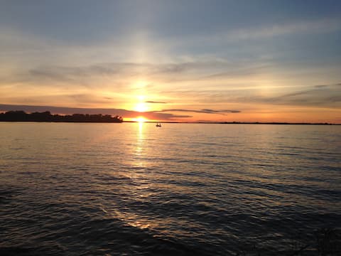 Beautiful, Private Lakefront Home / Johnny's Dream