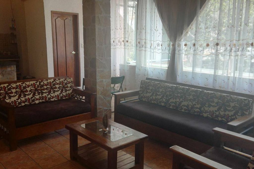 Sala con excelente iluminación y ventilación.