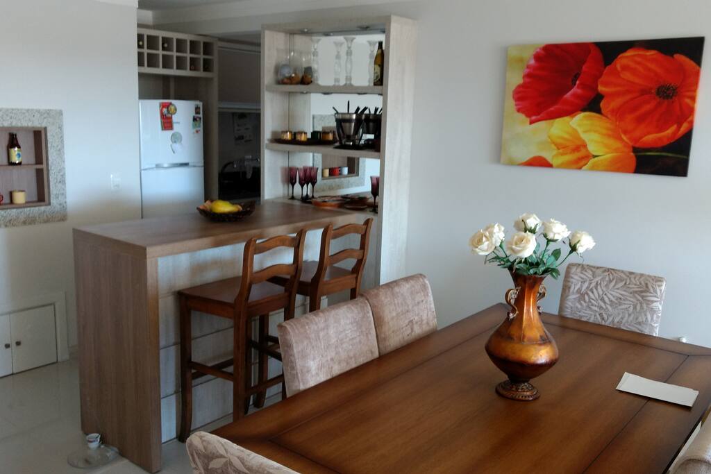 Sala de jantar integrada com cozinha e churrasqueira