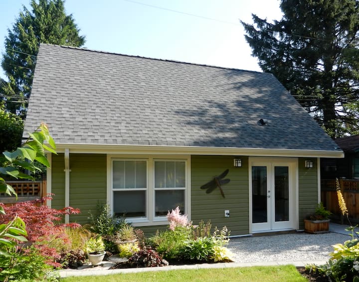 Kitsilano Laneway House Quiet Neighbourhood Guesthouses for Rent in