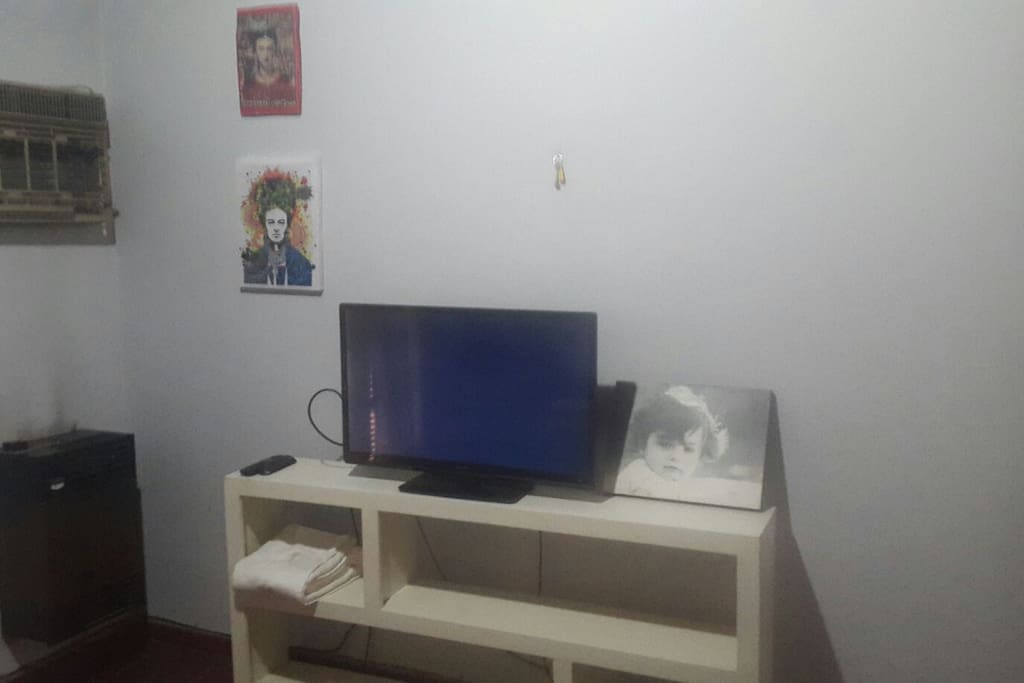 televisor LED con acceso a Internet y Netflix.