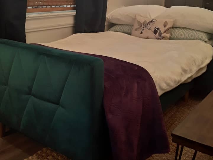 Livingroom couch is a futon that opens up as full bed.
Can sleep kids or adult guest.
When done put back as sitting area.
Linens and bedding kept in 2nd bedroom closet.
Also another couch in living room.