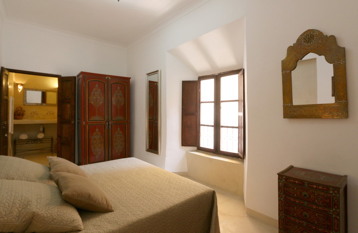 Chumba cha kulala Noor . Mwonekano wa baraza. Kitanda kikubwa katika 180! Bafu . wc 