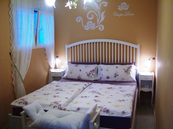 חדר שינה רומנטי עם מיטת קווין סייז ושני מזרנים נפרדים.
לחלום יפה ולישון טוב.