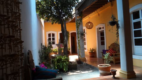 Beautiful colonial house in center