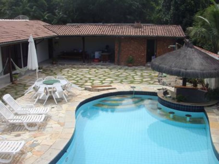 Piscina com bar e cachoeira