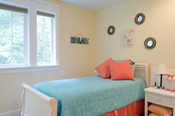 Confortevole letto a due slitte in ampia camera da letto al piano superiore.