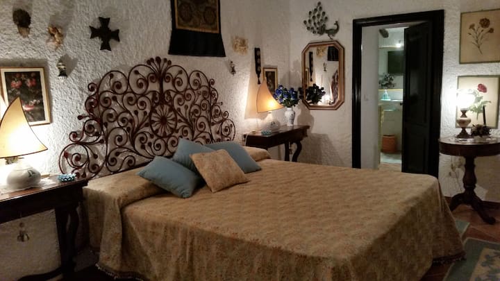 chumba kikuu cha kulala na bafu ya kibinafsi