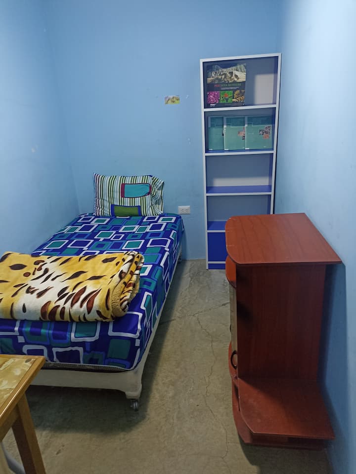 Dhomë e rehatshme me hapësirë për të punuar