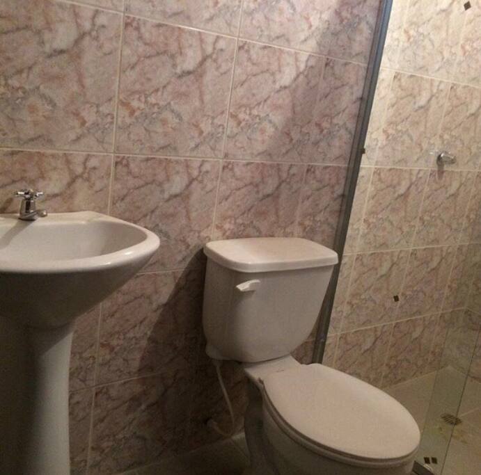 Baño privado, con puerta de la ducha en vidrio templado