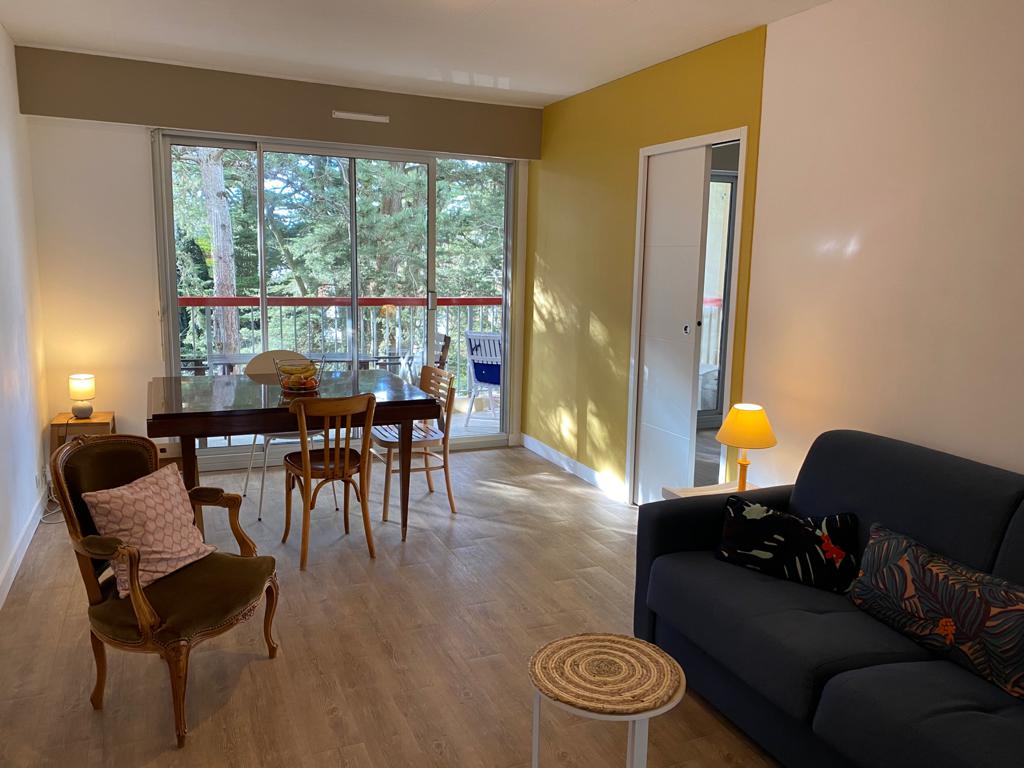 Всекидневна с голям балкон