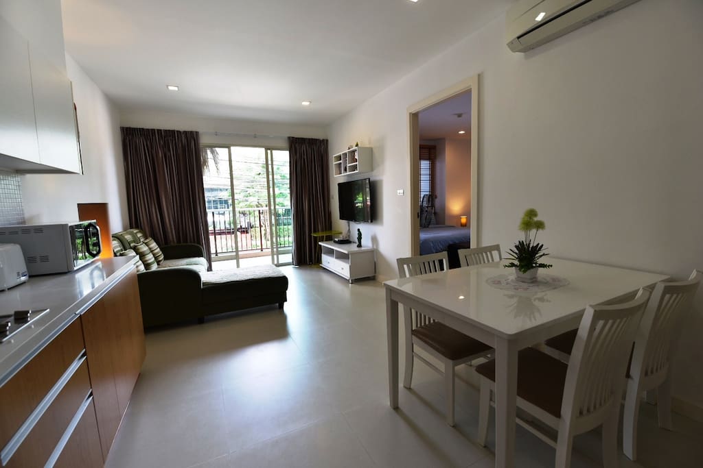 Spacious living/dining room