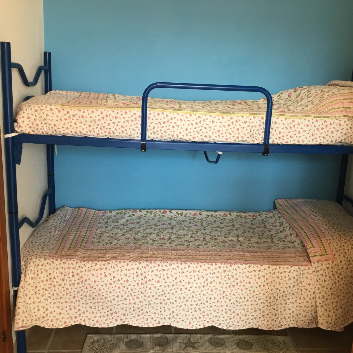 Ორსართულიანი საწოლი პირველ სართულზე (ჩანაცვლებულია ახალი ხის ორსართულიანი საწოლებით ახალ თაობაში)