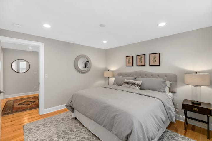 Druhá spálňa s manželskou posteľou King, vlastnou kúpeľňou a výhľadom na park