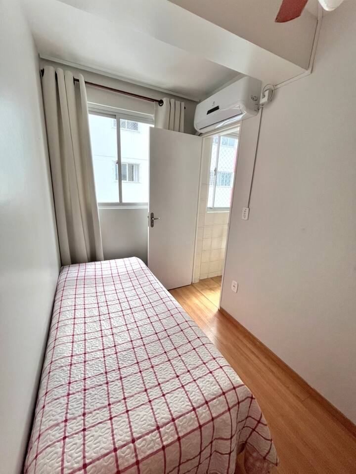 ห้องนอนในบริเวณที่พักพร้อมเตียงกล่องเดี่ยวควาร์ด้าและเครื่องปรับอากาศแบบแยกส่วนพร้อมห้องน้ำข้างบ้าน