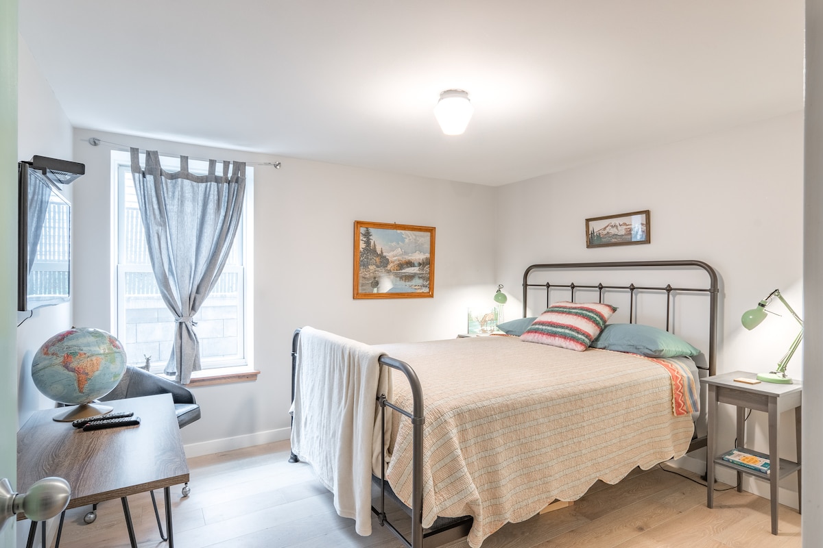 这间卧室配有一张标准双人床……