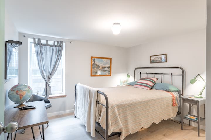 Este dormitorio tiene una cama queen...