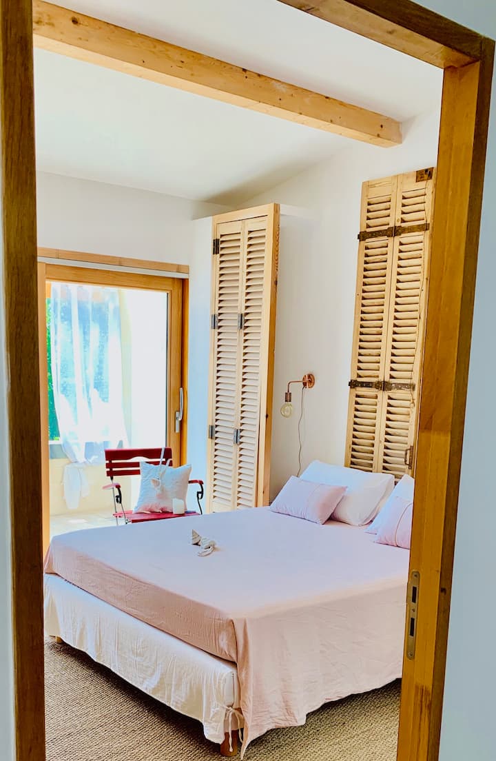 La Chambre Parentale... Terrasse vue sur la Piscine...
可欣赏游泳池景观的父母卧室……