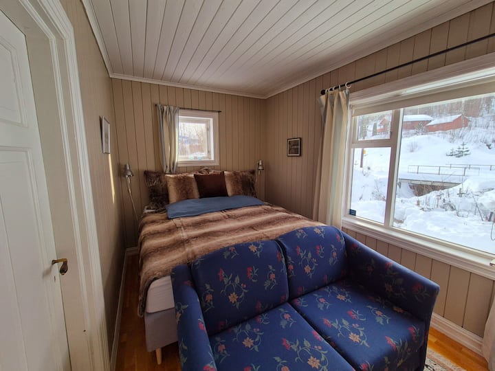 Საძინებელი 1 სართულზე:  180 × 200 სმ საწოლი და გასაშლელი დივანი 130 × 190 სმ