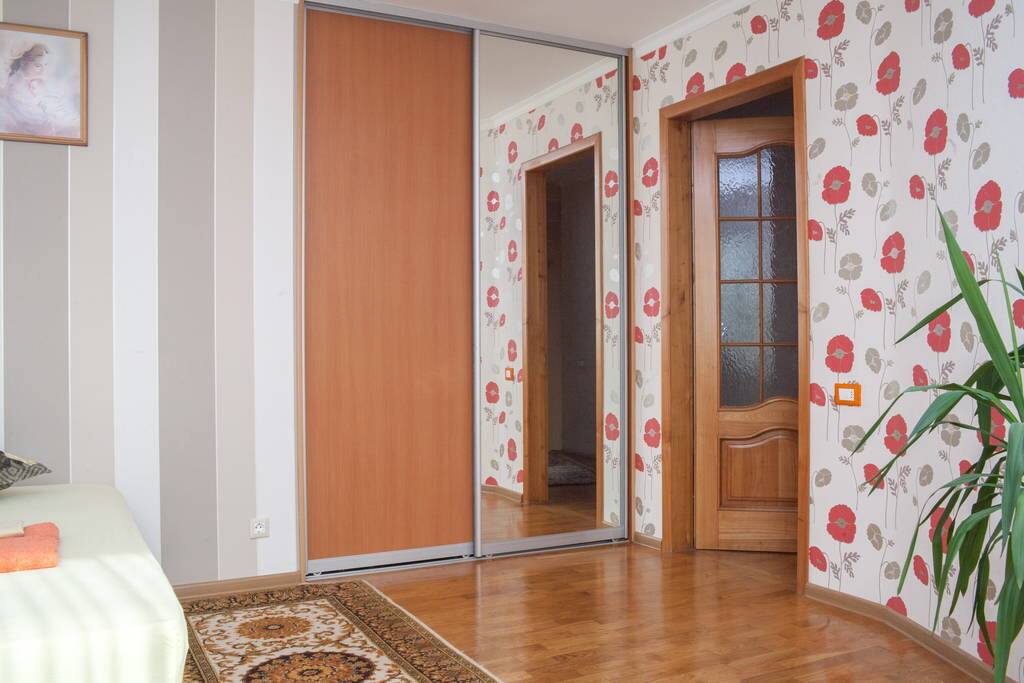 It also has a large mirror and some flower pots.