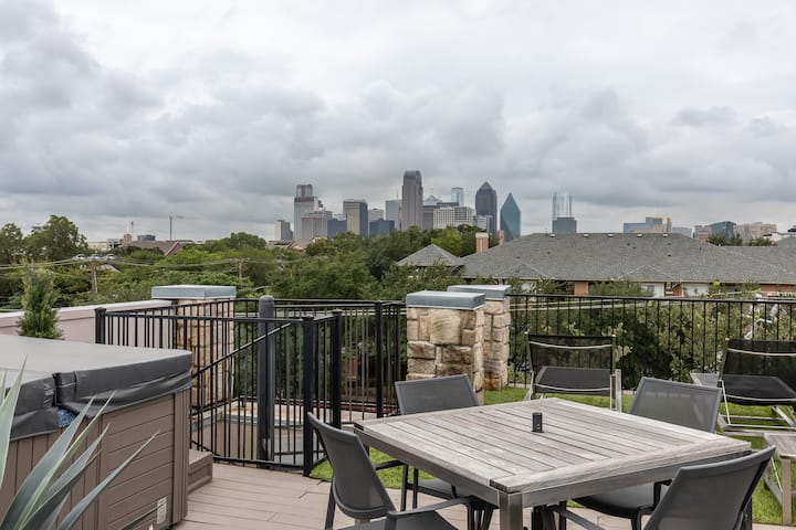East Uptown Townhome w/ City View