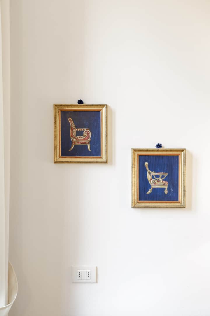 חדר השינה הראשי מעוצב בציורים שנוצרו על ידי קתרינה, בעלת הנכס. הוא כולל מיזוג אוויר, חדר רחצה פרטי וארון בגדים קטן.